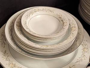 lot 37 image: Vintage Grace Rhapsody Floral Dish Set