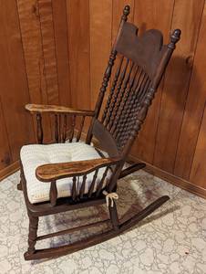 lot 162 image: Vintage Wood Rocking Chair