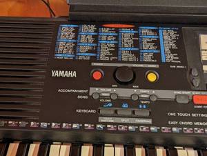 lot 167 image: Yamaha PSR-220 Keyboard