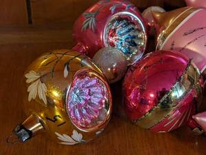 lot 194 image: Assorted Vintage Glass Ornaments