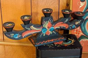lot 237 image: Decorative Vintage Rosemaling Painted Wooden Items