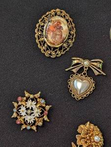 lot 239 image: Gold Tone Vintage Costume Jewelry