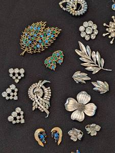 lot 242 image: Sparkly Vintage Costume Jewelry