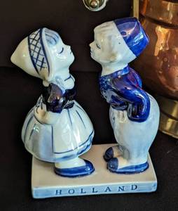 lot 245 image: Vintage Delft Decor