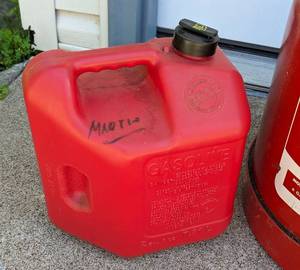 lot 262 image: Assorted Gas Cans