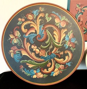 lot 214 image: Vintage Collection of Rosemaling Plates and Welcome Plaque