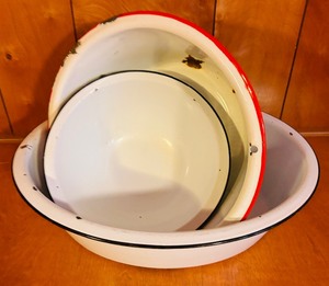 lot 275 image: Vintage Enamelware in Multiple Sizes