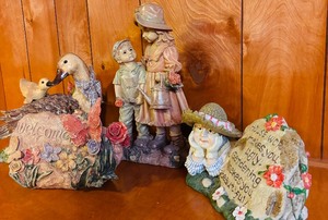 lot 282 image: Garden Time Beautiful Resin Stones and Figurines
