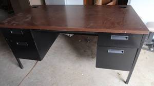 lot 19 image: METAL DESK