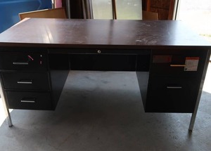 lot 32 image: METAL DESK