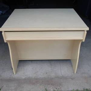 lot 83 image: CUTE LITTLE WOODEN DESK WITH CUBBIES ON BACK.