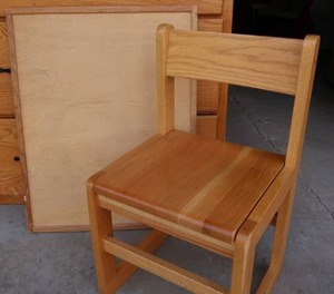 lot 101 image: SMALLER SOLID OAK WOODEN CHAIR