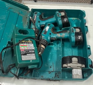 lot 30 image: Pair of Makita cordless drills, batteries and charger with case