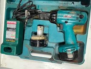 lot 31 image: Makita cordless drill, batteries and charger with case