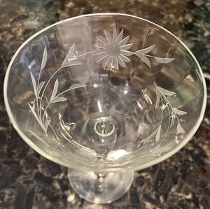 lot 108 image: Vintage Daisy Etched Cordial Glasses