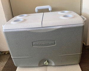 lot 218 image: RUBBERMAID Cooler with Split Beverage Holder Top