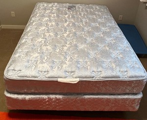 lot 138 image: Queen SEALY POSTUREPEDIC Westover Plush Bed & THE COMPANY STORE Primaloft Quilt
