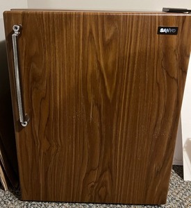 lot 314 image: SANYO Mini Fridge