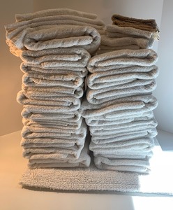 lot 148 image: 22 White Bath Towels, Various Sizes, Bath Mat