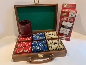 lot 339 image: 300 INSERT Poker Chips with 7 Decks of Jumbo Poker Cards