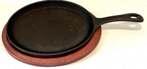 lot 511 image: Cast Iron Oval Fajita Skillet with Wooden Platter