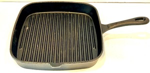 lot 513 image: Cast Iron Square Grill Fry Skillet Pan