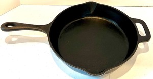 lot 516 image: EMERIL LAGASSE Cast Iron Double Spout Skillet Fry Pan