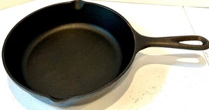 lot 517 image: LODGE Cast Iron Double Spout Skillet Fry Pan