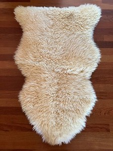 lot 52 image: AUSTRALIAN  NEW ZEALAND Wool Sheepskin Rug - Off White