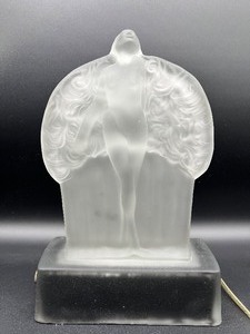 lot 12 image: Vintage 1930s MC KEE Glass Art Deco Fan Dancer Table Lamp