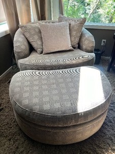 lot 22 image: PEARSON Swivel Chair with Ottoman - Chaise Lounger