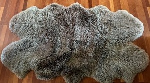 lot 26 image: Gray AUSTRALIAN  NEW ZEALAND Wool Sheepskin Rug