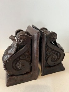 lot 36 image: Solid CAST IRON Corbel Bookends #1