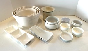 lot 539 image: Assorted White CERAMIC DISHES Nesting Bowls, Dip Dishes & Ramekins