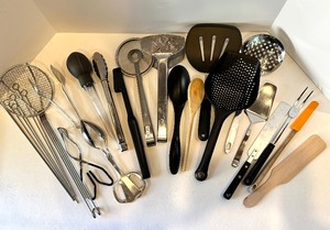lot 542 image: Assorted KITCHEN UTENSILS Spatulas, Tongs, Skewers, Strainers and More