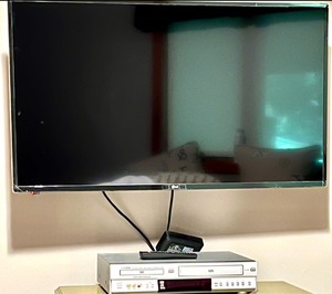 lot 326 image: LG TV 42 & TOSHIBA DVD Video Player  Video Cassette Recorder SD - V390 HiFi