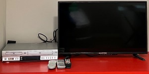 lot 327 image: SCEPTRE TV 32 & TOSHIBA DVD Video Player  Video Cassette Recorder SD-V390