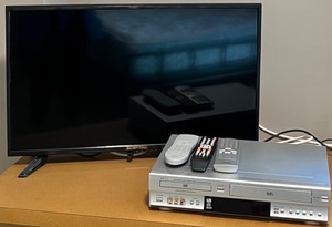 lot 328 image: SCEPTRE TV 32 & TOSHIBA DVD Video Player  Video Cassette Recorder SD-V390
