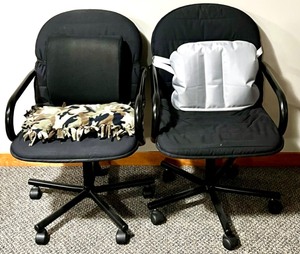 lot 352 image: Matching Black Office Chairs on Wheels - QTY 2