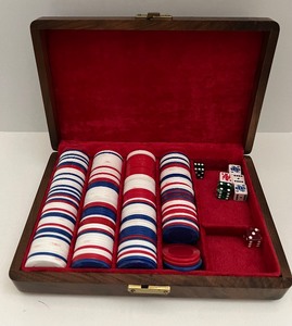 lot 366 image: Wooden Boxed Poker Set and HOFBRAUHAUS MUNCHEN Stein Mug - Germany
