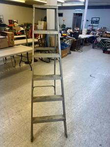lot 208 image: Aluminum Step Ladder