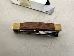 lot 81 image: 2 Horse Mans Knives
