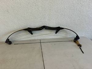 lot 264 image: Bear Whitetail Hunter AMO 44 Archery Bow