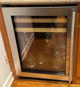 lot 22 image: U-Line Beverage Fridge