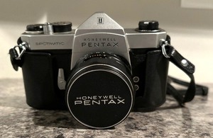 lot 39 image: Honeywell Pentax Camera, Lentar Lens and Vivitar Auto Thyristor Flash
