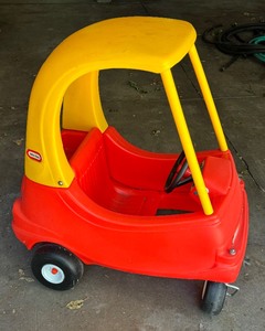 lot 48 image: Little Tikes Cozy Coupe Riding Toy
