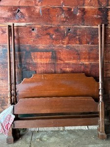 lot 46 image: Ethan Allen Full Size Four Poster Bed Frame