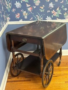 lot 15 image: Vintage Wooden Expandable Teacart