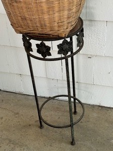 lot 26 image: Fun Patio Decor