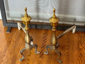 lot 27 image: Decorative Metal Fireplace Screen and Pair of Andirons